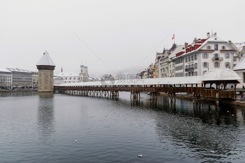 文化横跨瑞士卢塞恩的一座标志地瑞士卢塞恩的一座历史跨越河流木桥雪城市图片