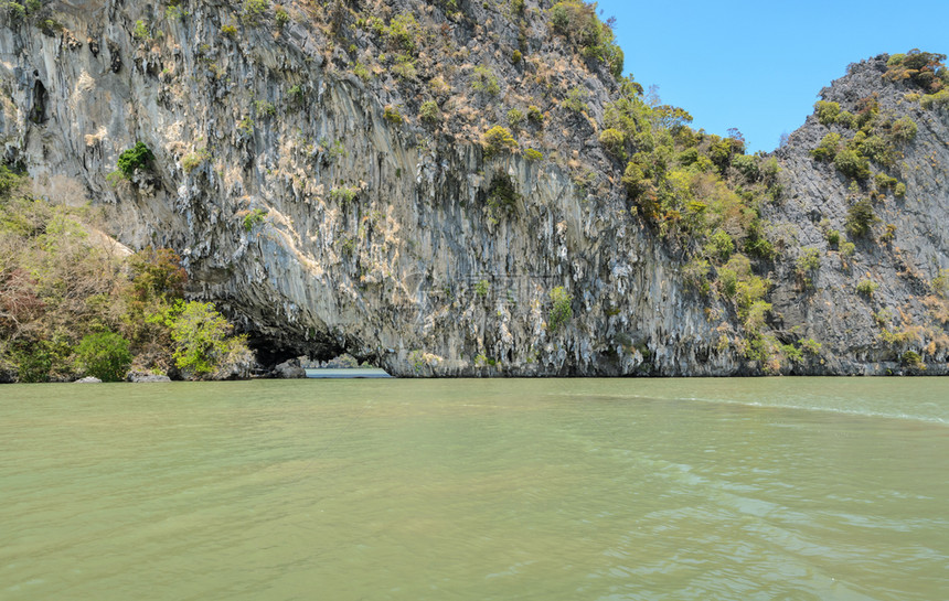 景观泰国PhangNgaBay公园的石灰岛海洞穴独木划艇或皮的主要旅游目地蓝色为了图片