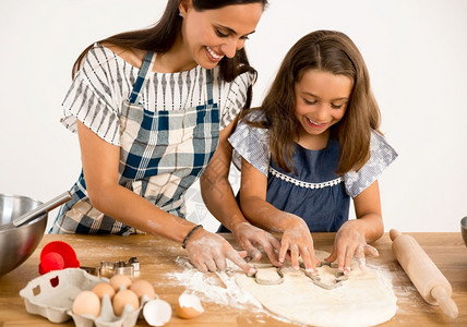 母亲和女儿在厨房玩得开心学习做蛋糕的一拍镜头情感爱乐趣图片