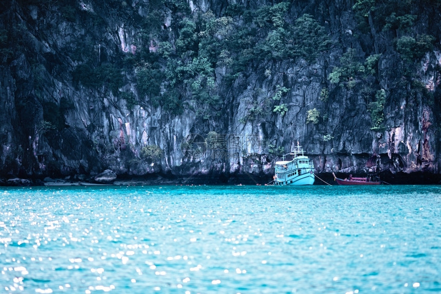 泰国安达曼海的岩石岸和旅游渡轮宁静泻湖田园诗般的图片