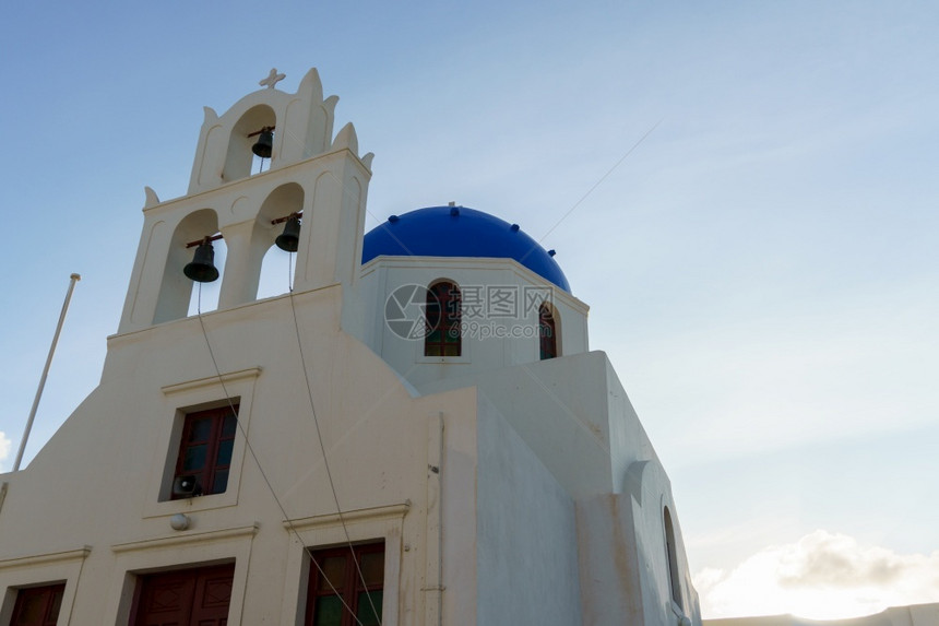 晴天一种希腊圣托里尼州奥亚的白教堂和蓝色圆丘图片