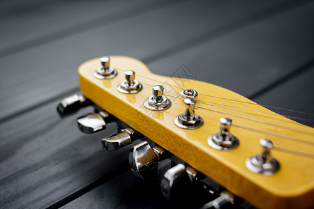 木制的调音螺栓一个配有闪亮铬元素的电吉他图片