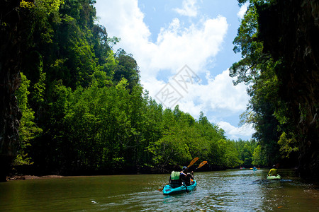 夏天泰国南部河流上的单眼艇闲暇锻炼图片