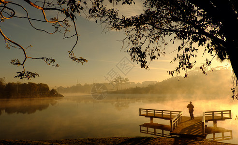 目的地大拉特市令人惊异的地貌清晨在大拉特市的景色中人月光下在小桥上做运动在湖面水上反射池塘中的雾蒸发为越南旅行的浪漫场景城市背景图片