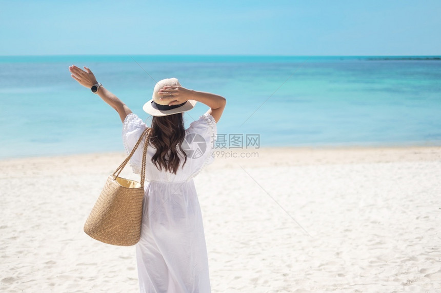 旅行妇女享受美丽的海景图片