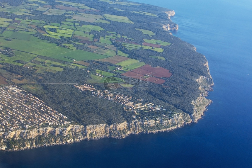 夏天地中海蓝色的在西班牙马洛卡南部阳光明媚的下午CalaBlava地区沿海风景空中观察CalaBlava地区海岸风景空中观察图片