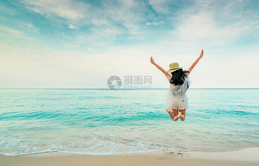 旅行妇女享受美丽的海景图片