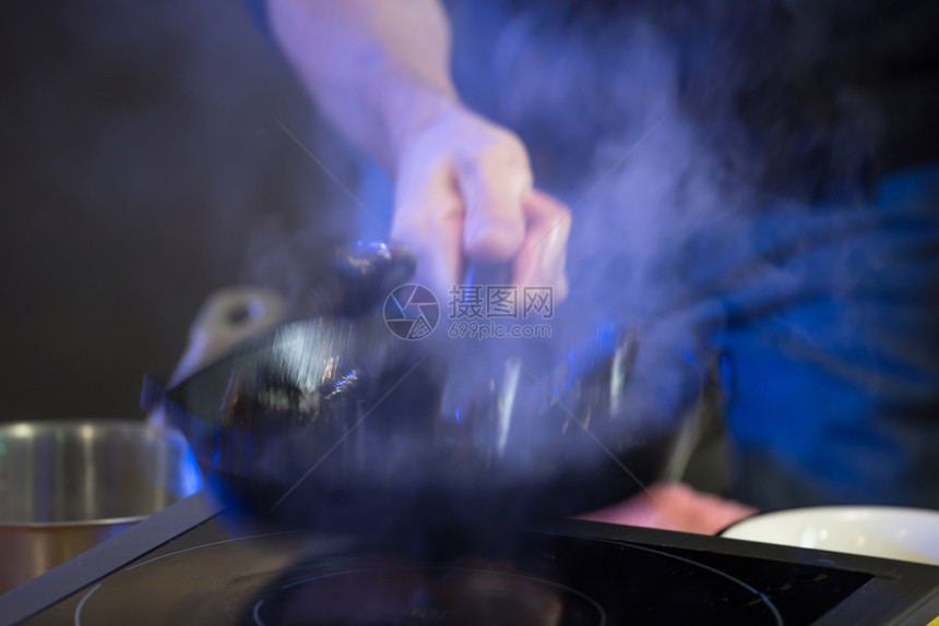 胡椒制造木板炉子上有一个蒸汽煎锅用有选择聚焦点炉子上有个蒸汽煎锅在炉子上铺满了火锅图片