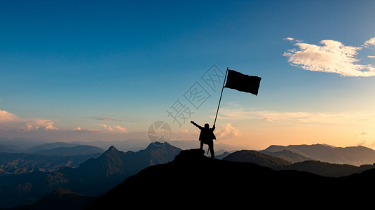 人类男商业成功领导和就概念等日落天空背景商业领导力和成就概念上山顶悬挂的商人周刊励志成功的高清图片素材