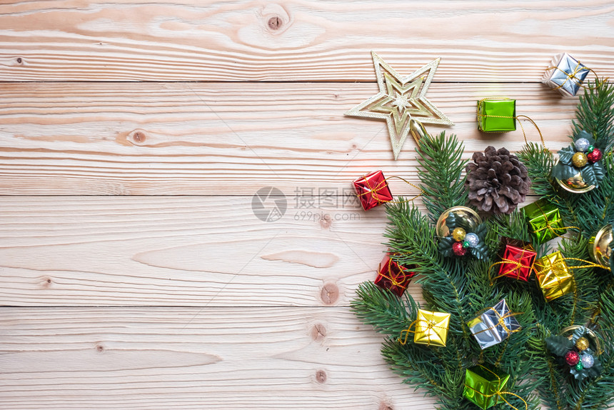 圣诞背景装饰礼品箱星形钟和木板上的松树枝新年快乐和Xma节日横幅标贴的圣诞背景装饰礼品盒星形状贝尔和松树枝新年快乐和Xma假日弓图片
