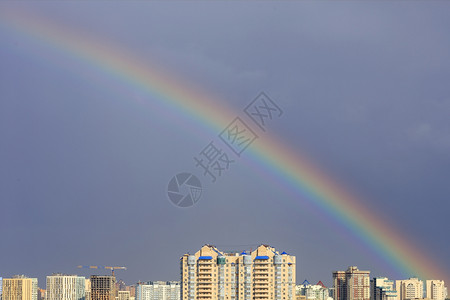 天气建筑学城市景观雷雨过后城市房屋上空的明亮彩虹雷雨后城市上空的彩虹图片