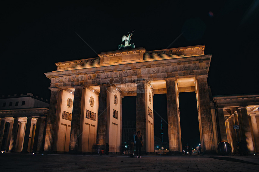 德国柏林勃兰登堡门夜间发光的速连科地标图片