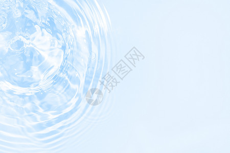假期液体浅蓝色透明游泳池水纹理表面与上的圆圈时尚抽象自然背景水波在阳光下长横幅与复制空间浅蓝色透明游泳池水纹理表面与上的圆圈波在明亮的高清图片素材