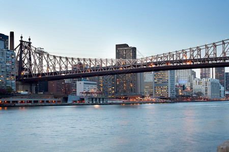 地标高楼人们美国纽约州市曼哈顿东河和上城的皇后区伯罗桥美国人高清图片素材