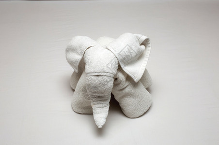假期棉布美丽的大象形从床上的酒店毛巾卷起新的图片