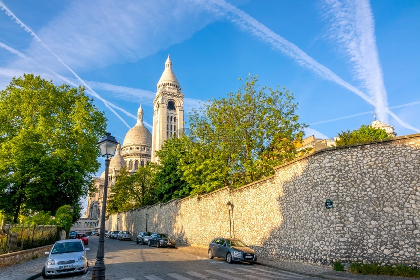 心在巴黎的法兰西日夏巴黎圣柯尔修道院屋顶对着蓝天数辆汽车停在萨雷科尔修道院和布斯通街法国巴黎人图片