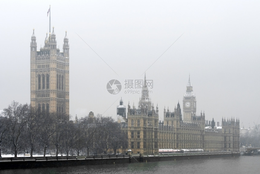 钟水王国议会大厦和本威斯敏特伦敦英格兰在寒冷下雪温特斯柯克日图片