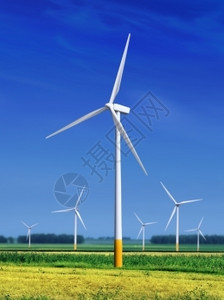 带风力涡轮机发电的绿草地产生色塔图片
