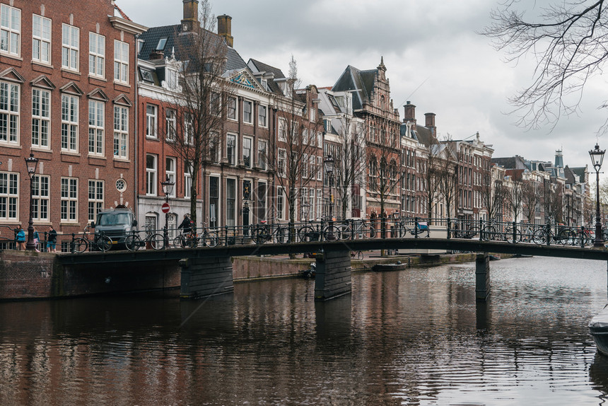 建筑学荷兰语城市具有阿姆斯特丹河流运漂亮房子的可舒适欧洲建筑图片