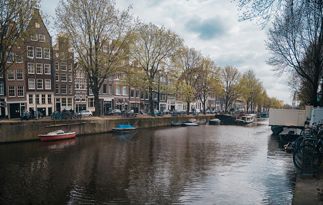 城市建造具有阿姆斯特丹河流运漂亮房子的可舒适欧洲建筑城市图片