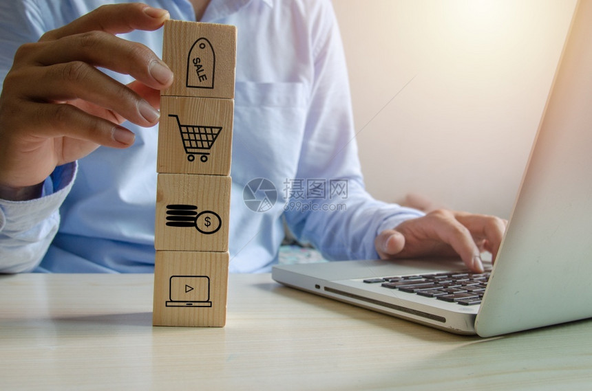 网站经理男人上购物图标和电脑笔记本商业概念ECN4197图片