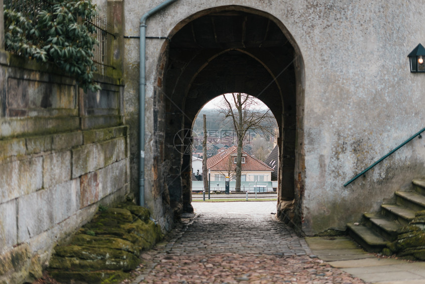 假期镇中世纪欧洲城堡拱门在街上观望旅行图片