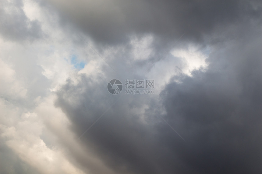 阳光白日部分覆盖天空的灰色云彩景观雷雨图片