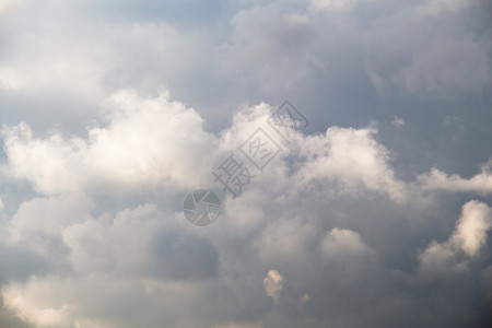 白日部分覆盖天空的灰色云彩黑阴沉美丽图片