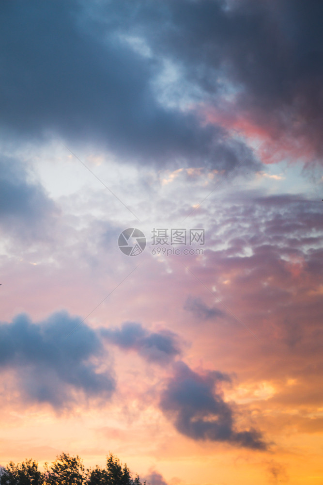 多云的黑色暴风雨白日部分覆盖天空的灰色云彩图片