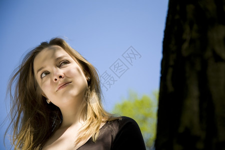 女士自然年轻金发女孩享受阳光健康青少年高清图片素材