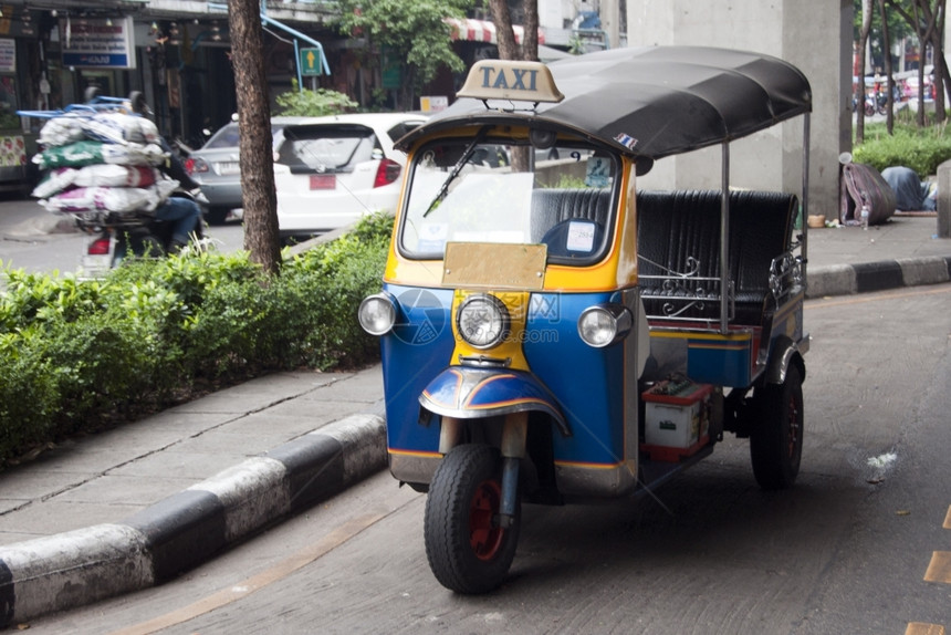 建筑学文化曼谷街上提供TUKTUK运输工具城市图片