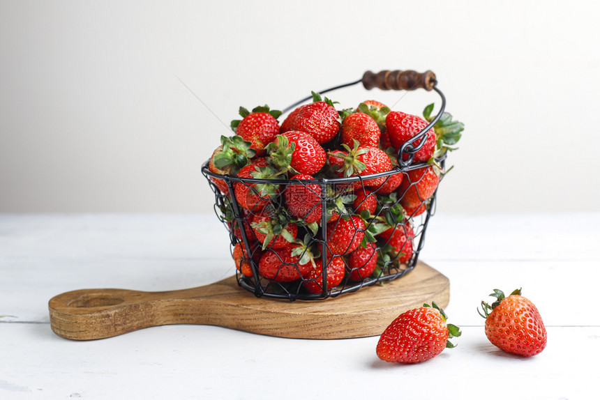 草莓在桶中烘烤的糖自然图片