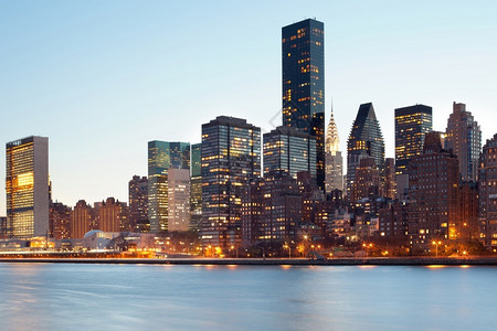 建造筑学美国纽约州市曼哈顿中城天际夜晚摩天大楼高清图片素材