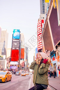 微美时代市中心在曼哈顿纽约市美州市当时代广场游客或访问美国纽约曼哈顿的年轻快乐女士时笑着微的美丽年轻女孩国纽约正方形女背景