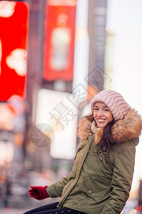 微美时代街道观光身体在曼哈顿纽约市美州市当时代广场游客或访问美国纽约曼哈顿的年轻快乐女士时笑着微的美丽年轻女孩国纽约背景