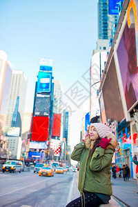 纽约市女人作为时代广场游客或年轻快乐的女人在美国纽约市曼哈顿参观美丽的年轻快乐微笑女孩在美国纽约市曼哈顿户外成人身体现代的高清图片素材
