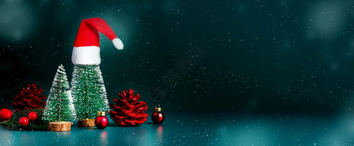 雪BANNER夜晚帽子复制圣诞快乐新年大雪樂圣诞树和红礼帽都落下在深绿色背景的Banner模型空间上可以展示产品或设计文字背景