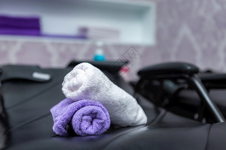 许多棉毛巾堆积在洗头发和美容院理的洗和厅室卫生间架子上手椅水池美丽柔软的背景图片