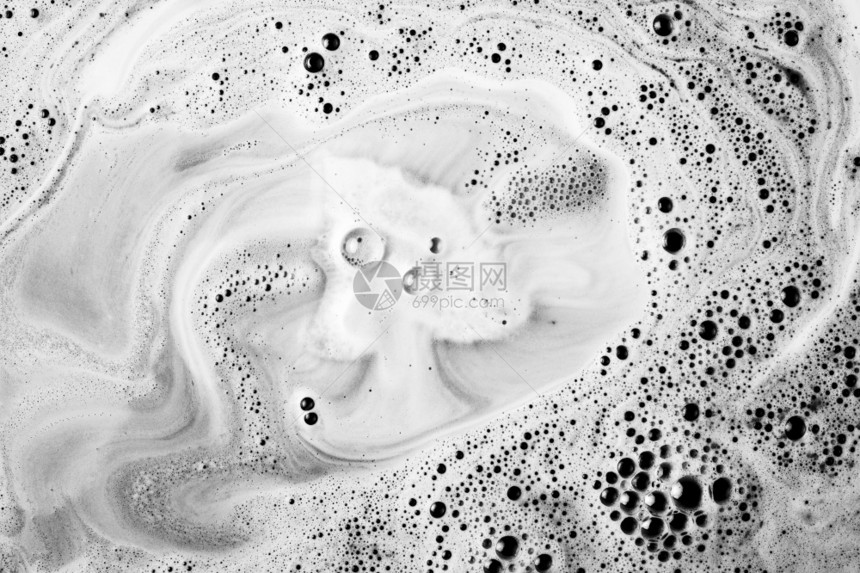 奶油的液体肥皂用泡沫溶解和高品质的美光溶解浴缸水来用泡沫溶解浴盆水采用高质量的美光概念图片