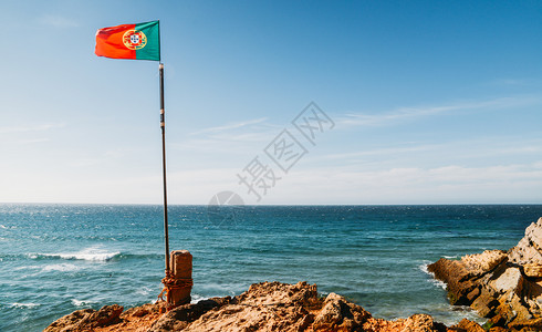 葡萄牙在夏日海边飘扬有复印空间葡萄牙在夏日海边飘扬有复印空间风一种挥手背景图片