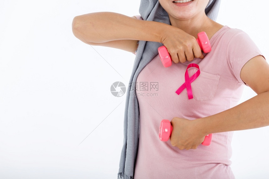 斗争胸部希望一个有粉红乳癌认知意识的亚洲女丝带着一个在粉红空白复制间工作室背景医疗保健和概念上被孤立的哑铃图片