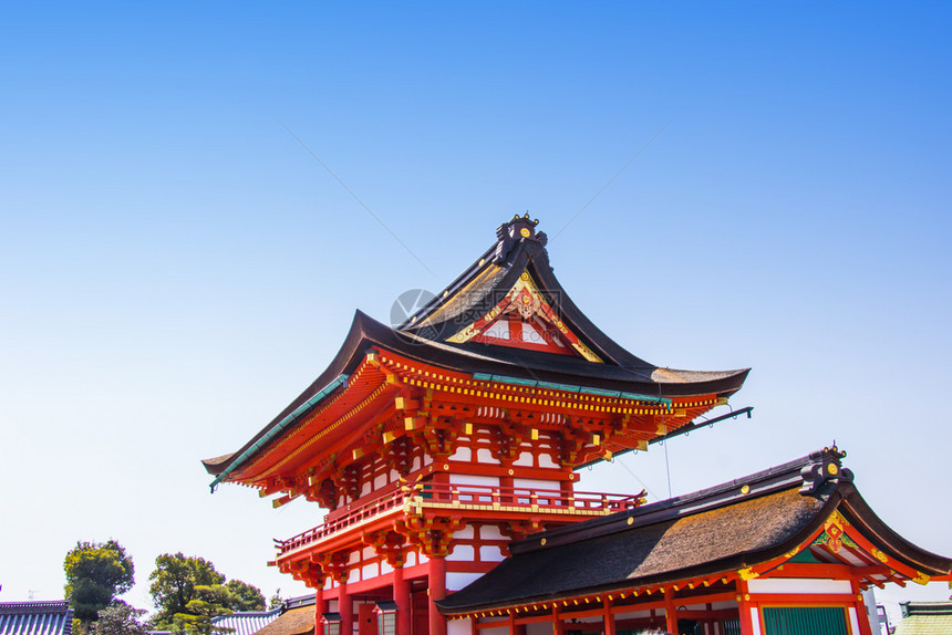 寺庙日本京都的神道庙是著名的道圣迹位于日本京都的FushimiInari神社入口红门遗产东方的图片