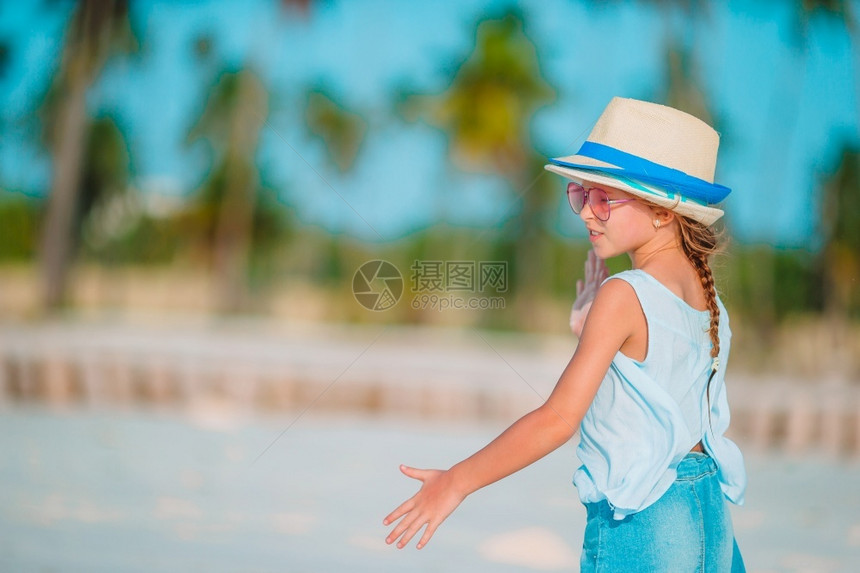 女孩在热带沙滩玩耍图片