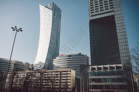 波兰在市中心华沙新抛光建筑商业中心的现代摩天楼大建造反射背景图片