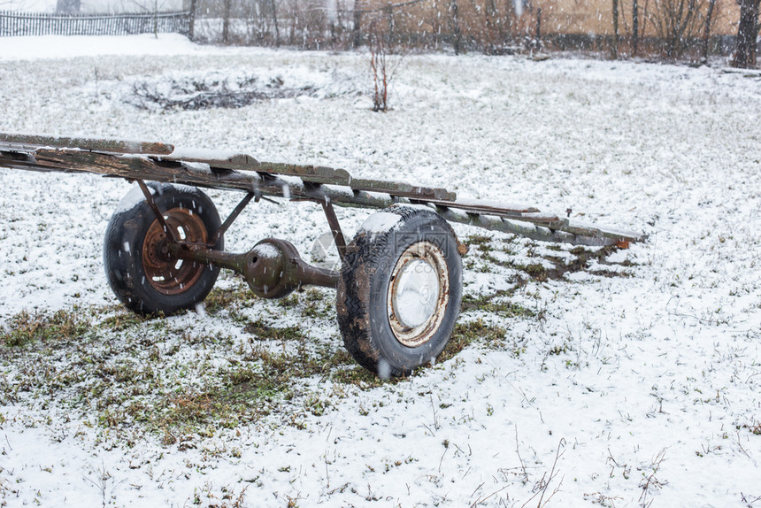 冬天小麦大雪覆盖的农田春作业大雪覆盖的农田春新鲜的图片