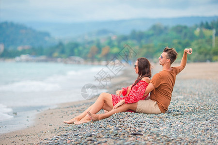 海边度假的夫妇图片