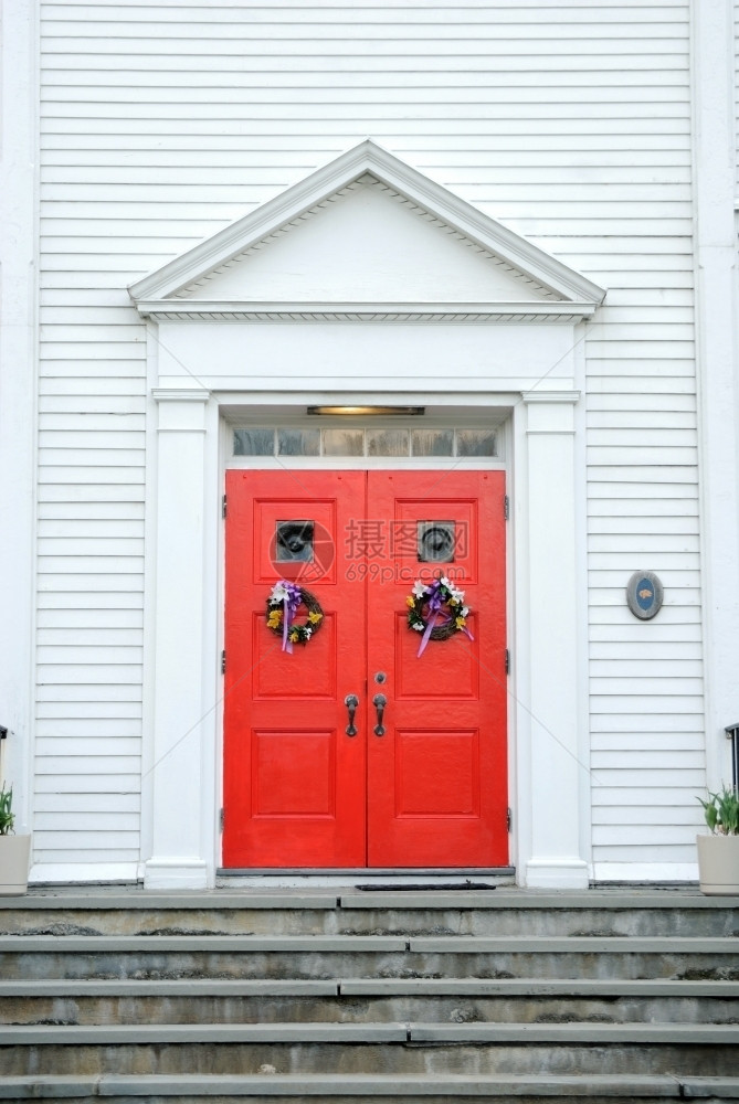 神秘在一个被覆盖的天彩色明亮的教堂大门正面木制的图片