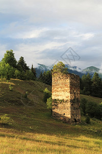 地标陈年神秘古老的格鲁吉亚山丘塔和夜天空背景图片