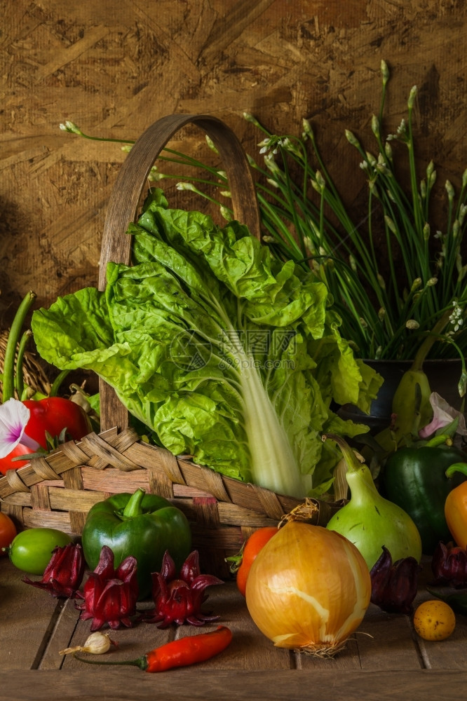 品种蔬菜草和水果作为烹饪的原料番茄厨房图片