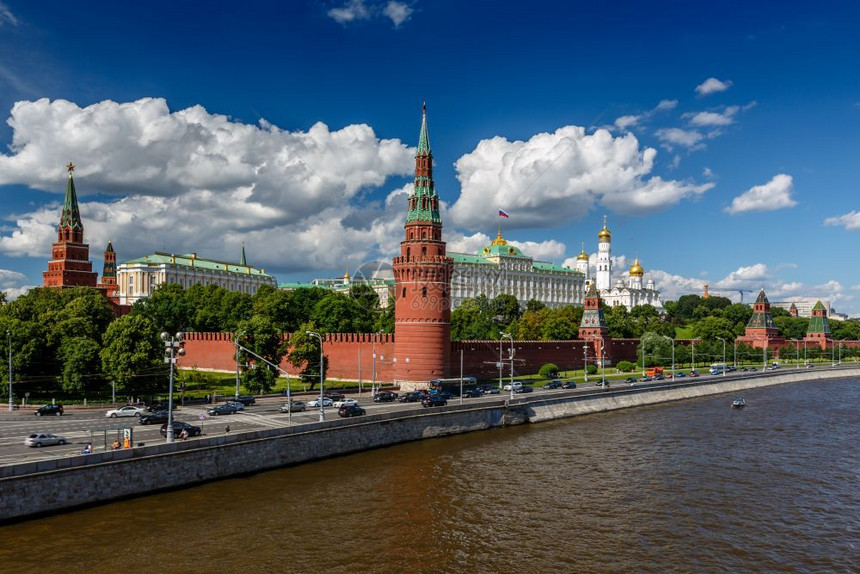 俄罗斯莫科克里姆林宫和莫斯科河岸墙城市景观天际线图片